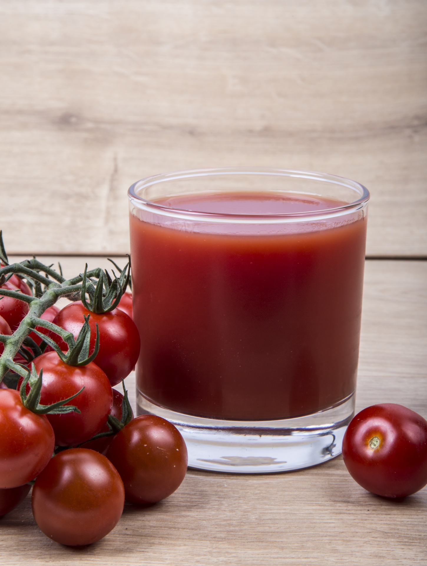 Как пить томатный сок. Томатный сок. Сок из помидор. Помидоровый сок. Томатный сок полезен.